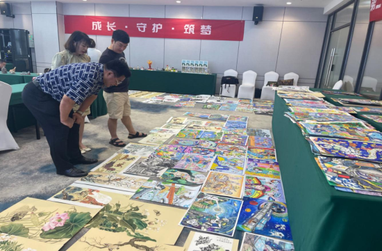 图为专家现场评审。重庆赛区组委会供图 图为专家现场评审。重庆赛区组委会供图