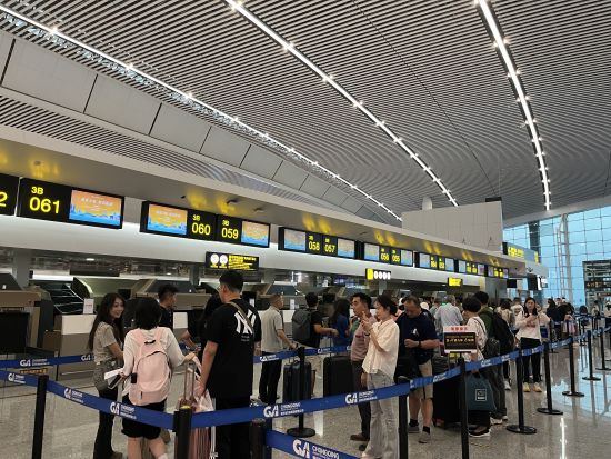 8月5日,旅客在重庆江北国际机场值机,准备搭乘MF8653航班飞往日本。厦门航空供图 8月5日,旅客在重庆江北国际机场值机,准备搭乘MF8653航班飞往日本。厦门航空供图