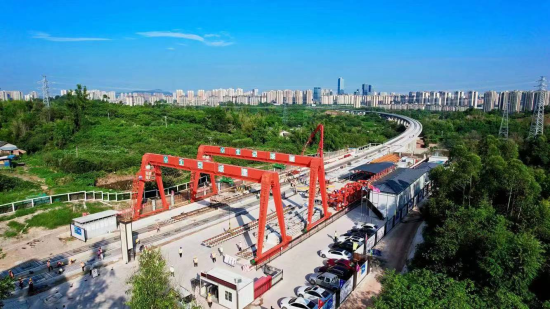 图为市郊铁路璧铜线轨道工程顺利首铺现场。铜梁区委宣传部供图 图为市郊铁路璧铜线轨道工程顺利首铺现场。铜梁区委宣传部供图