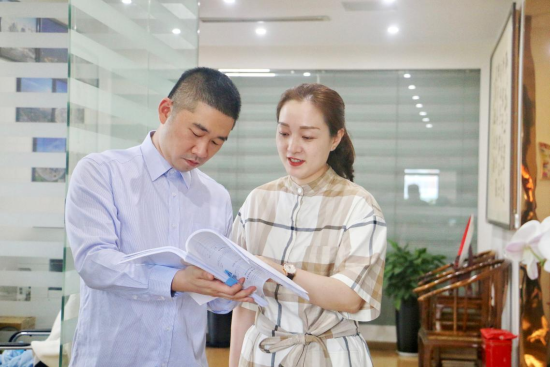 民生银行重庆分行客户经理上门为企业提供服务。 民生银行重庆分行供图 民生银行重庆分行客户经理上门为企业提供服务。 民生银行重庆分行供图