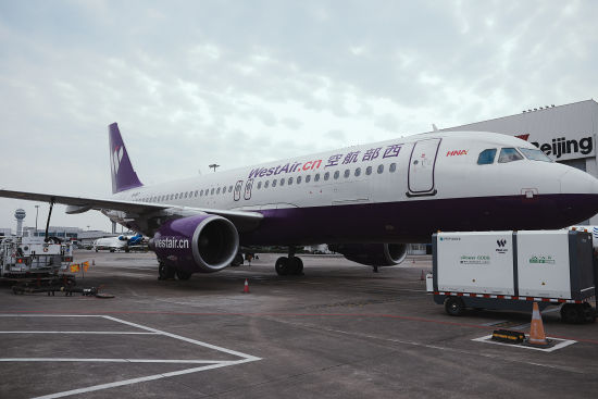图为新能源电源车正在为飞机供能。西部航空供图 图为新能源电源车正在为飞机供能。西部航空供图