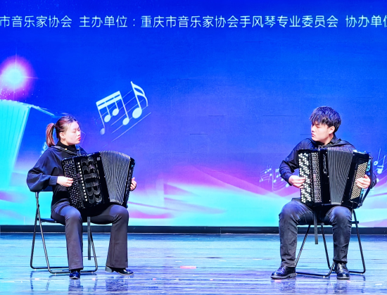 手风琴手演奏二重奏《送我一支玫瑰花》。 杨梦逸 摄 手风琴手演奏二重奏《送我一支玫瑰花》。 杨梦逸 摄