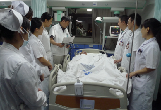 图为王学峰(左边第一位)在查房。 受访者供图 图为王学峰(左边第一位)在查房。 受访者供图