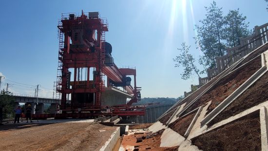 图为重黔铁路首座桥梁架设施工现场.