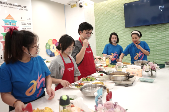 图为安利志愿者带领同学们制作营养早餐。 安利供图 图为安利志愿者带领同学们制作营养早餐。 安利供图