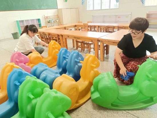 图为永川区青峰幼儿园保育人员为开学做好保洁工作。永川区教委供图 图为永川区青峰幼儿园保育人员为开学做好保洁工作。永川区教委供图