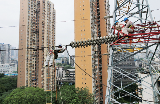 国网重庆市区供电公司开展220千伏等电位带电作业(图1)