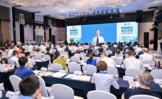 图为中国工程院院士倪光南在马上消费大模型发布会上演讲。 马上消费供图 图为中国工程院院士倪光南在马上消费大模型发布会上演讲。 马上消费供图