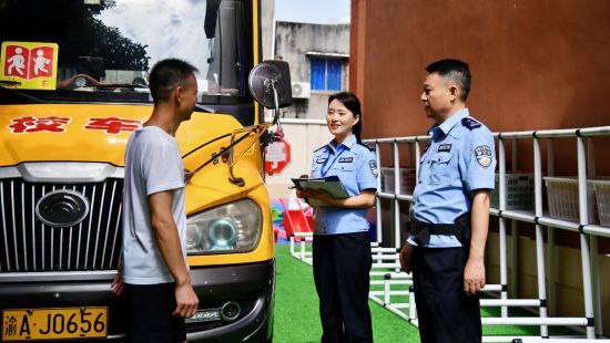 重庆警方开学护校安园专项工作保平安(图1)