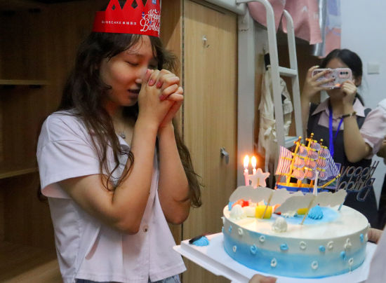 重庆城市科技学院为新生过生日送祝福(1)