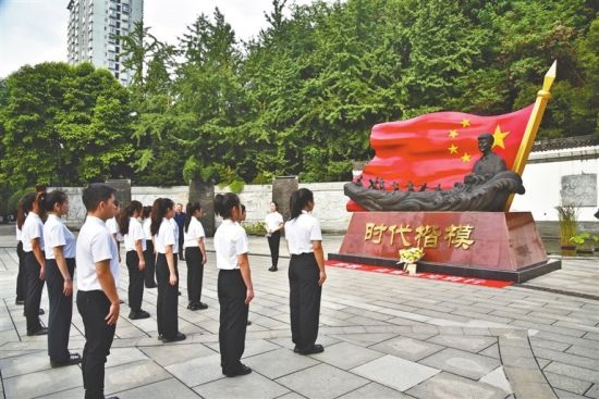 图为新入职教师代表在王红旭老师雕像前缅怀英雄。 师瑶 摄 图为新入职教师代表在王红旭老师雕像前缅怀英雄。 师瑶 摄