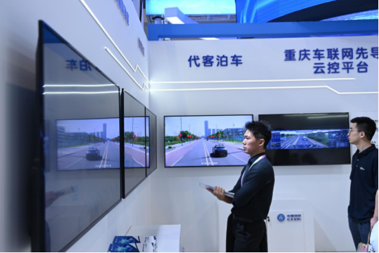 图为观众参观中国汽研在2023智博会上的展区。中新网记者 陈超 摄 图为观众参观中国汽研在2023智博会上的展区。中新网记者 陈超 摄