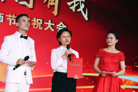 图为永川区兴龙湖小学党总支书记陈小渝发表获奖感言。刘洪兵 摄 图为永川区兴龙湖小学党总支书记陈小渝发表获奖感言。刘洪兵 摄