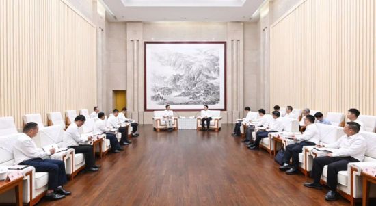 9月19日下午,市委书记袁家军会见东方希望集团董事长刘永行一行。记者 苏思 摄 9月19日下午,市委书记袁家军会见东方希望集团董事长刘永行一行。记者 苏思 摄