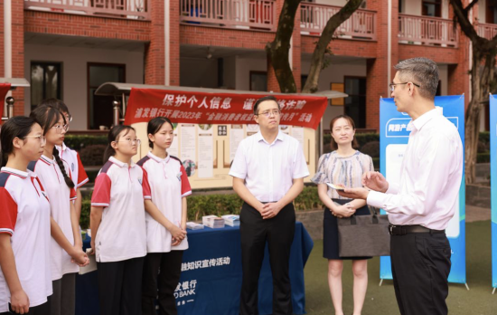 图为浦发银行重庆分行副行长王浚召为学生们讲解金融诈骗防范知识。 浦发银行重庆分行供图 图为浦发银行重庆分行副行长王浚召为学生们讲解金融诈骗防范知识。 浦发银行重庆分行供图