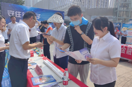 图为普及金融知识活动现场。工行重庆南岸支行供图 图为普及金融知识活动现场。工行重庆南岸支行供图