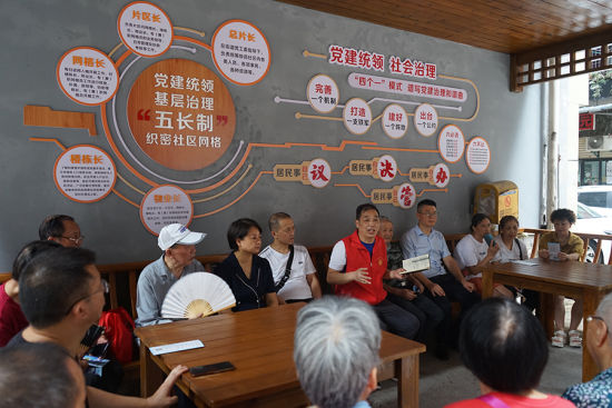 万州区青羊宫社区,社区“五长”们与居民一起商量解决小区停车难问题。 万州区青羊宫社区,社区“五长”们与居民一起商量解决小区停车难问题。
