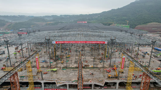 重庆东站站房钢结构提升完成(图1)