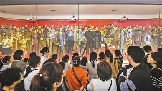 10月2日,重庆红岩革命历史博物馆,不少游客带着孩子前来参观,追寻红色印记。龙帆 李雨恒 摄\视觉重庆 10月2日,重庆红岩革命历史博物馆,不少游客带着孩子前来参观,追寻红色印记。龙帆 李雨恒 摄\视觉重庆
