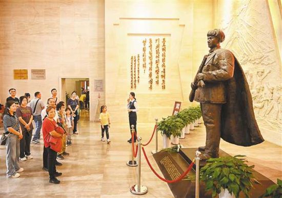 10月1日,铜梁区邱少云烈士纪念馆,游客正在聆听烈士的英雄故事。 万难 摄\视觉重庆 10月1日,铜梁区邱少云烈士纪念馆,游客正在聆听烈士的英雄故事。 万难 摄\视觉重庆
