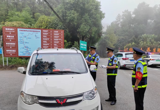 执法人员查询驾驶员证件 重庆市交通执法总队直属支队巴南区大队供图 执法人员查询驾驶员证件 重庆市交通执法总队直属支队巴南区大队供图