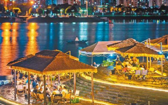 10月4日,开州区汉丰湖景区“滨湖夜市”人气十足,市民、游客在此赏夜景、品美食。通讯员 王晓宇 摄/视觉重庆 10月4日,开州区汉丰湖景区“滨湖夜市”人气十足,市民、游客在此赏夜景、品美食。通讯员 王晓宇 摄/视觉重庆