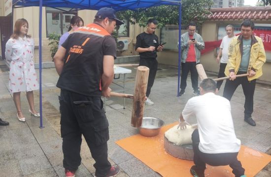 渝北区仙桃街道50余名新就业形态劳动者一起欢度中秋国庆佳节(图2)