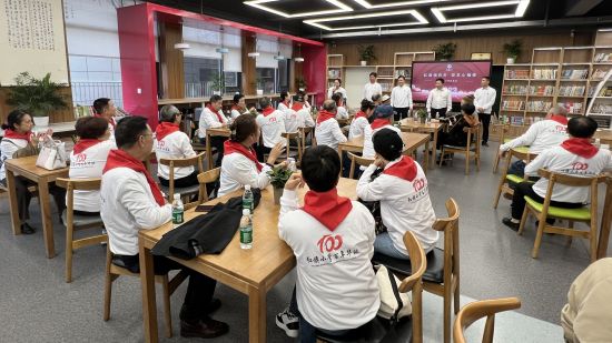 ͼΪѧУ�쵼��У���ڹ�ɽ��Ժ��̸������Ф���� ��