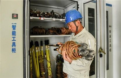 图为国网重庆江津供电公司员工领取工器具。王化全 摄 图为国网重庆江津供电公司员工领取工器具。王化全 摄