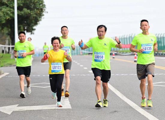 重庆两路果园港综保区职工健康跑比赛欢乐开跑(图2)