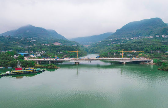 万州北滨路项目穿古洞大桥顺利合龙(1) 万州北滨路项目穿古洞大桥顺利合龙(1)