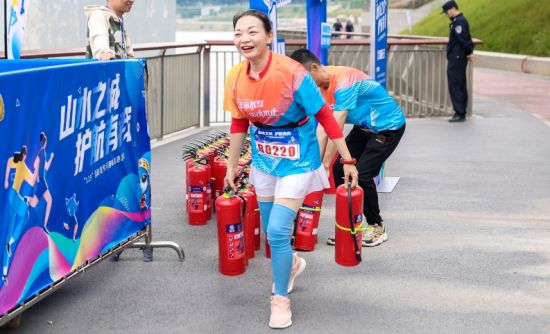 重庆水上消防“119”消防宣传月趣味彩跑激情开跑(2)