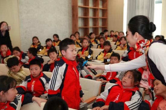 重庆：乘务长为小学生带去职业启蒙