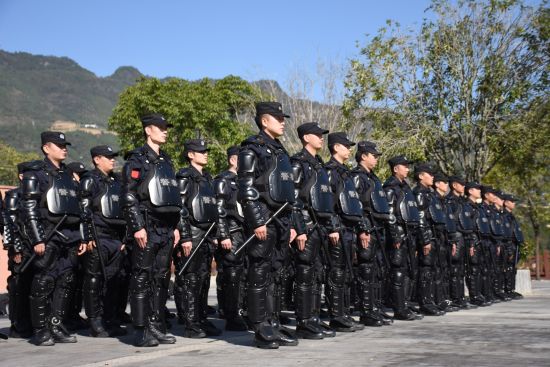 图为练习练习现场。造展中少有用进步仄易远警辅警的距离练习自动性。 云阳公安供图