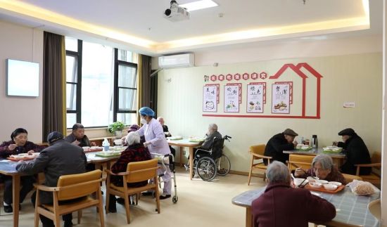 图为老年人在社区食堂用餐。 铜梁区委宣传部供图 图为老年人在社区食堂用餐。 铜梁区委宣传部供图