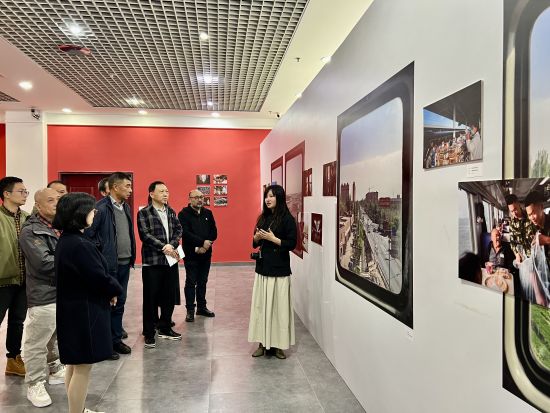 青年摄影师罗晓韵重庆办展  镜头聚焦“世界首条环沙漠铁路线”(图1)