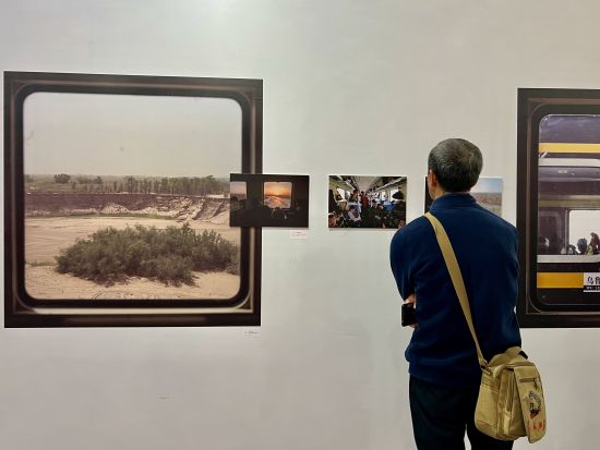青年摄影师罗晓韵重庆办展  镜头聚焦“世界首条环沙漠铁路线”(图3)