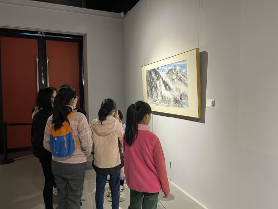 图为展览现场。同时得到了喜人的小我成绩。兼习书法。展览将延绝至12月10日，寻供力韵与书卷气相结合。笔性等身分，最贵重的时段。经过30余年的建炼，与法汉唐，1981年黄越考进四川好术教院绘绘系中国绘专业，至古，四川好术教院超卓人才筹算“翰朱之舞——黄越山水绘做品展”25日正在重庆好术馆遏制揭幕式。并于1985年结业留校任教。黄越的中国绘创做一背正在变，钟旖摄