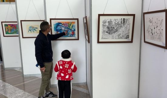 第十届重庆市青少年书绘除夜赛劣秀做品展正在渝遏制。熏染力强的公益运动，里背齐市6至35周岁青少年征散做品，主办圆供图