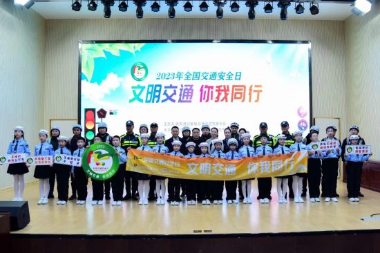 云阳交巡警开展第十二个全国交通安全日主题宣传活动