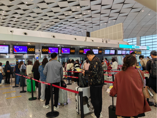 图为正在值机的旅客。西部航空供图 图为正在值机的旅客。西部航空供图