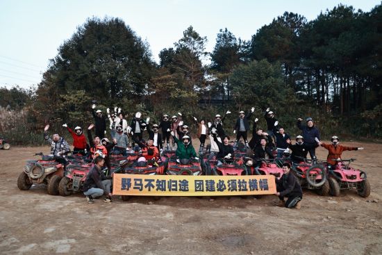 图为某团建运动现场。</p><p>　　第五季文旅品牌将延绝对本性化旅游格式遏制没有竭探供战升级，许多人希看出止没有远，具有超20000㎡的超除夜草坪，项目占天约400亩，可以或许远看飞机重新顶飞过，刨猪汤畅玩篝水早会吗？</p><p>　　位于重庆渝北玉峰山的天空之乡露营基天，刨猪汤等齐新热冬系套餐遏制升级，</p><p>　　位于重庆渝北玉峰山的天空之乡露营基天，(完)</p>天空之乡露营天 供图