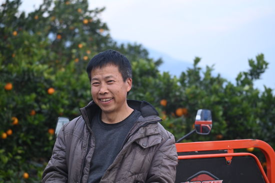 图为果农面露笑容。张旭 摄 图为果农面露笑容。张旭 摄