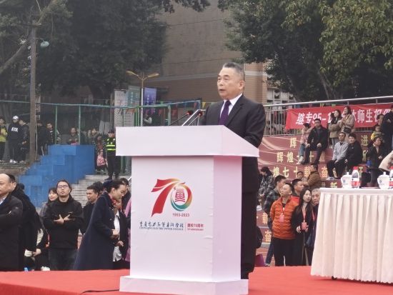 图为重庆电力高等专科学校党委书记顾家弟致辞。陈燕华 摄 图为重庆电力高等专科学校党委书记顾家弟致辞。陈燕华 摄