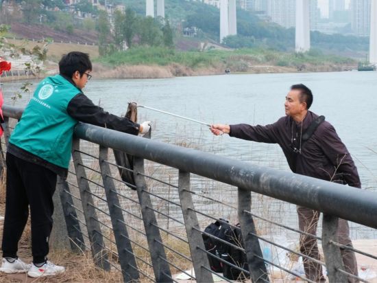 ͼΪ־Ը�ߺ�����һ���ڽ��߼�ʰ���������칤�̴�ѧͨʶѧԺ��ͼ