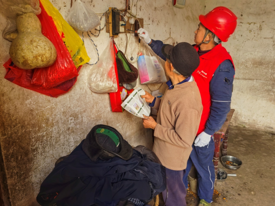 图为供电员工为客户排查电力安全隐患。 颜元 摄 图为供电员工为客户排查电力安全隐患。 颜元 摄