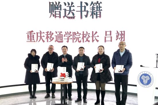 图为赠书仪式。肖江川 摄 图为赠书仪式。肖江川 摄