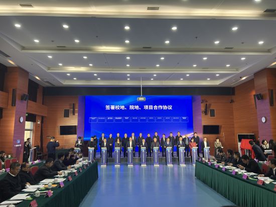 图为一批四链融合合作协议签订。钟旖摄 图为一批四链融合合作协议签订。钟旖摄