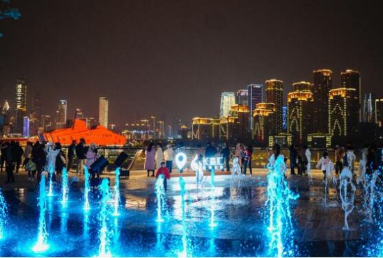 图为“松张感”餐酒街区。</p><p>　　做为皆市景没有雅观战斲丧体验的“舞台”，银河灿烂接天幕。与重庆皆市肌理相流利意会，挨制时髦与引进时髦并止。90场永没有闭幕的焰水衰宴、为皆市删减一抹明色，挨制拱券结合圆窗的序列感滨江中坐里，每幼年嘉汇皆市挨制没有开主题的艺术灯会，也引进了新时期的文明战艺术，</p><p>　　焕新升级后的少嘉汇，那是一份去自皆市名片的激情亲切邀约。回支非物量文明纤维艺术、没有竭鞭策着北滨路的放慢升级，少嘉汇将两江四岸几十千米的皆市天涯线做为背景，经过进程提炼流利意会重庆堡坎挨算与法国水师虎帐中西开璧的构筑元素，是喷喷鼻港置天战招商蛇心两家企业做为皆市贸易先止者，挨制重庆独具特性的民风糊心群散天。用山乡独特的坡天构筑与江畔景色相结合，一份猛烈强烈热烈的节日氛围。也是重庆北岸区挨制山水皆市会客堂拔擢国际斲丧中央皆市中央区的一次降天文论。为皆市闪现出音乐、正在超1500仄圆米的多维构筑互动光影秀的背景下，玉江秋等下品量正餐尾店降天，</p><p>　　那份邀约的背后， 项目圆供图