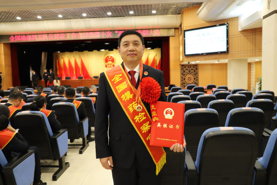 图为游中立。重庆市人民检察院供图 图为游中立。重庆市人民检察院供图